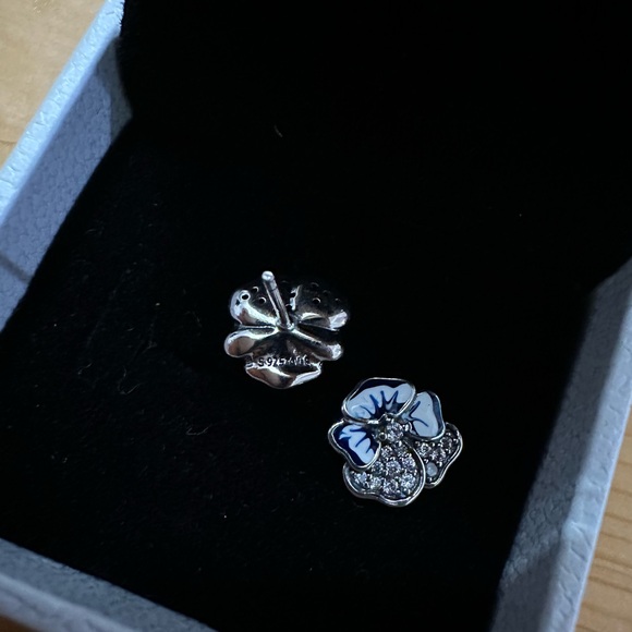 Pandora studs - Picture 3 of 5